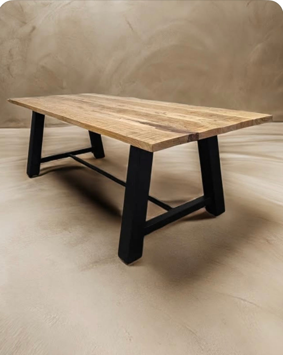 Table à diner industrielle style Établie patte en acier noir mat avec plateau en Bois de Manguier