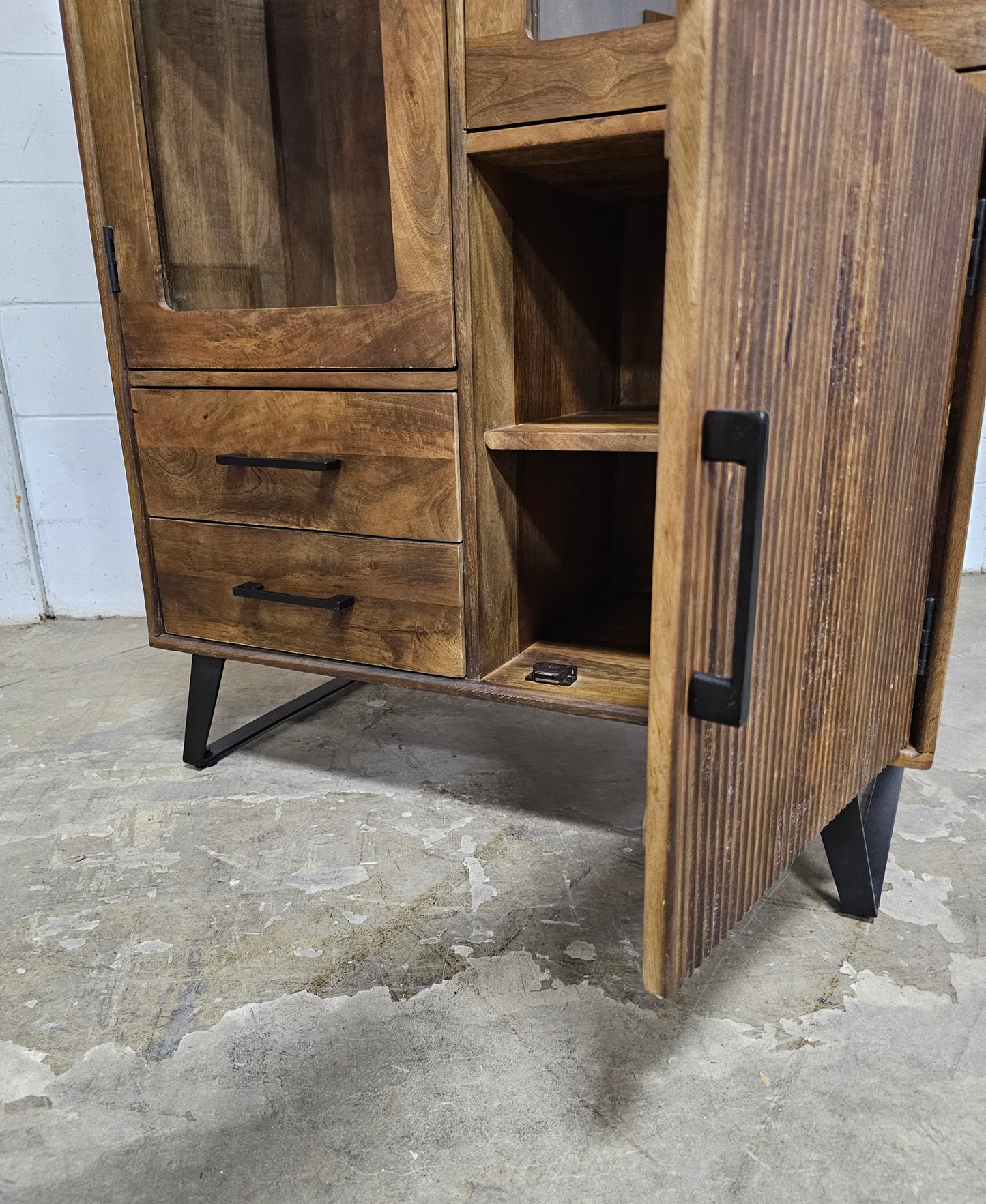 Armoire Arezzo en bois de manguier portes vitrées