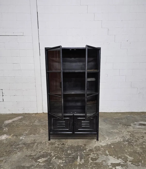 Armoire vintage en acier noir avec porte vitrée et porte style casier dans le bas