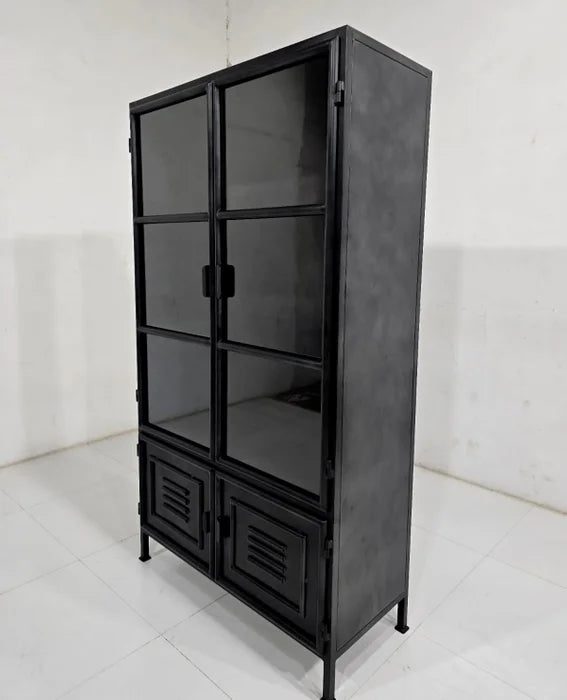 Armoire vintage en acier noir avec porte vitrée et porte style casier dans le bas