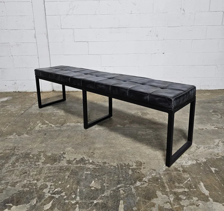 Banc avec assise en cuir véritable noir base en acier noir mat