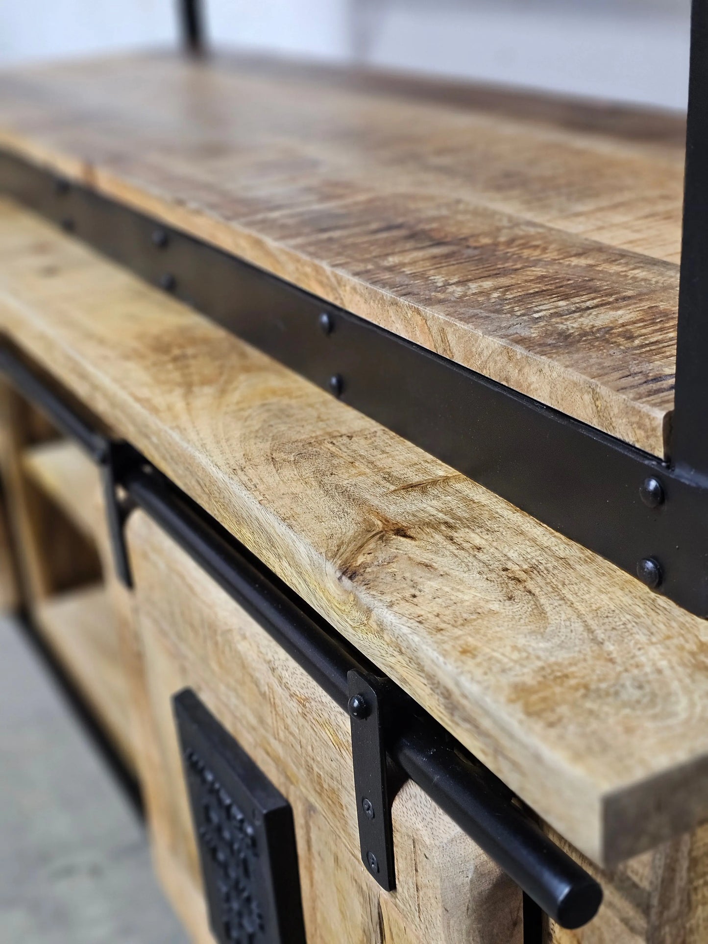 Bibliothèque Farmhouse en bois de manguier brut Vindus Furniture