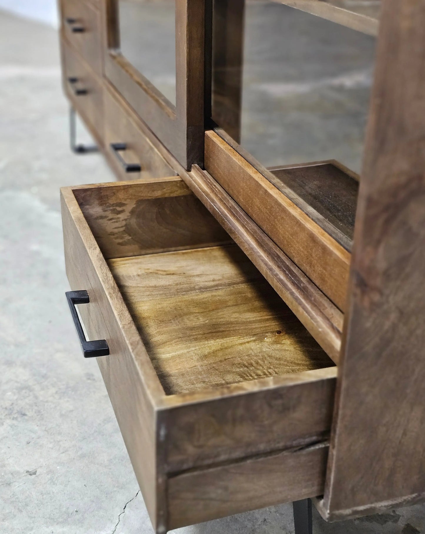 Buffet Arezzo en bois de manguier portes coulissantes vitrées Vindus Furniture