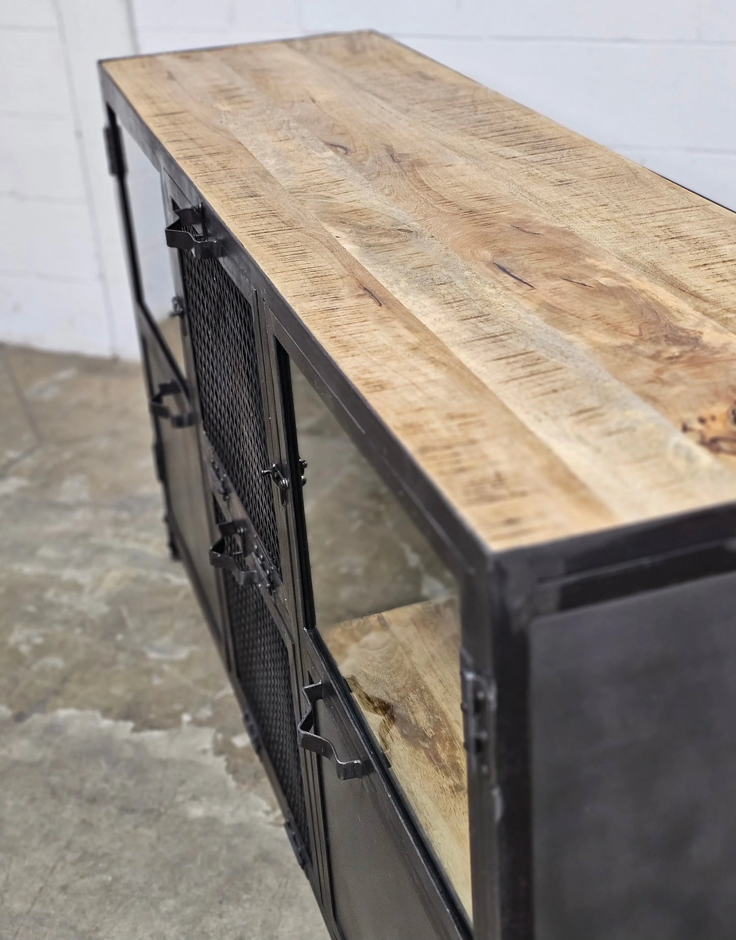 Buffet Ibiza en bois de manguier et acier brut portes vitrées Vindus Furniture