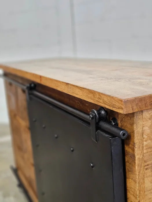 Buffet industriel en bois de manguier et acier noir sur roue avec 6 tiroirs et porte en acier coulissante