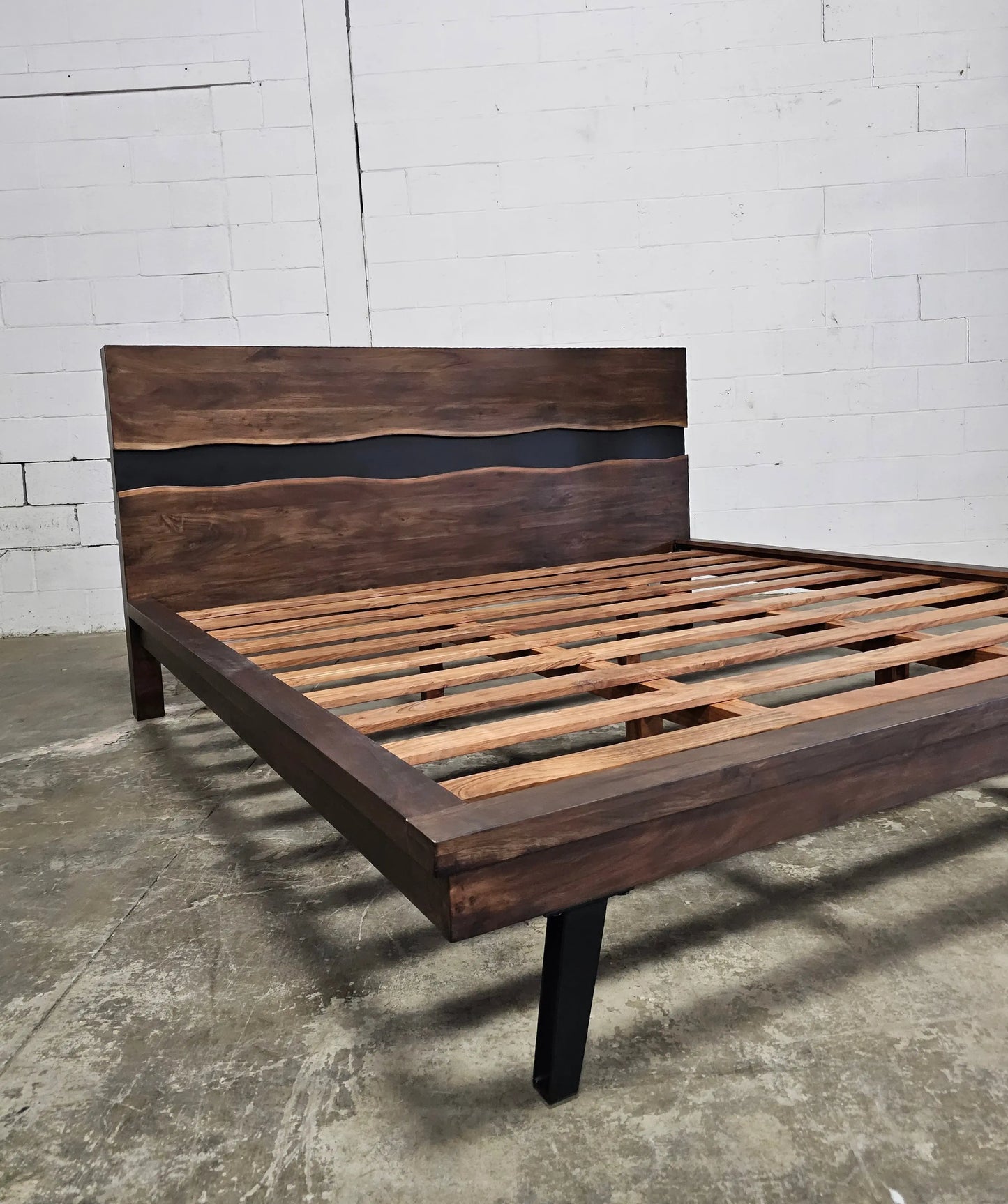 Cadre de Lit Queen en bois massif d'Acacia live edge Vindus Furniture