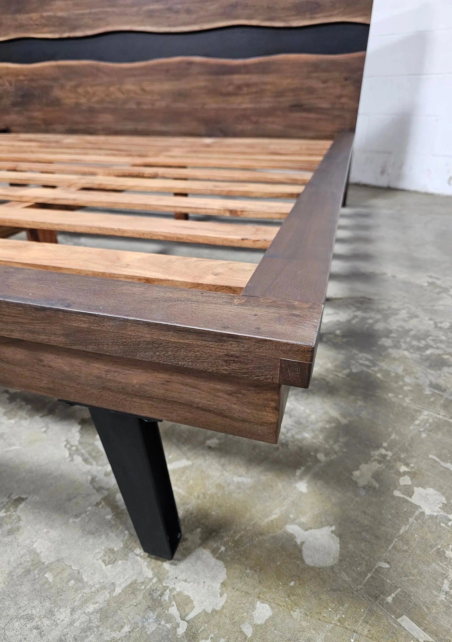 Cadre de Lit Queen en bois massif d'Acacia live edge Vindus Furniture