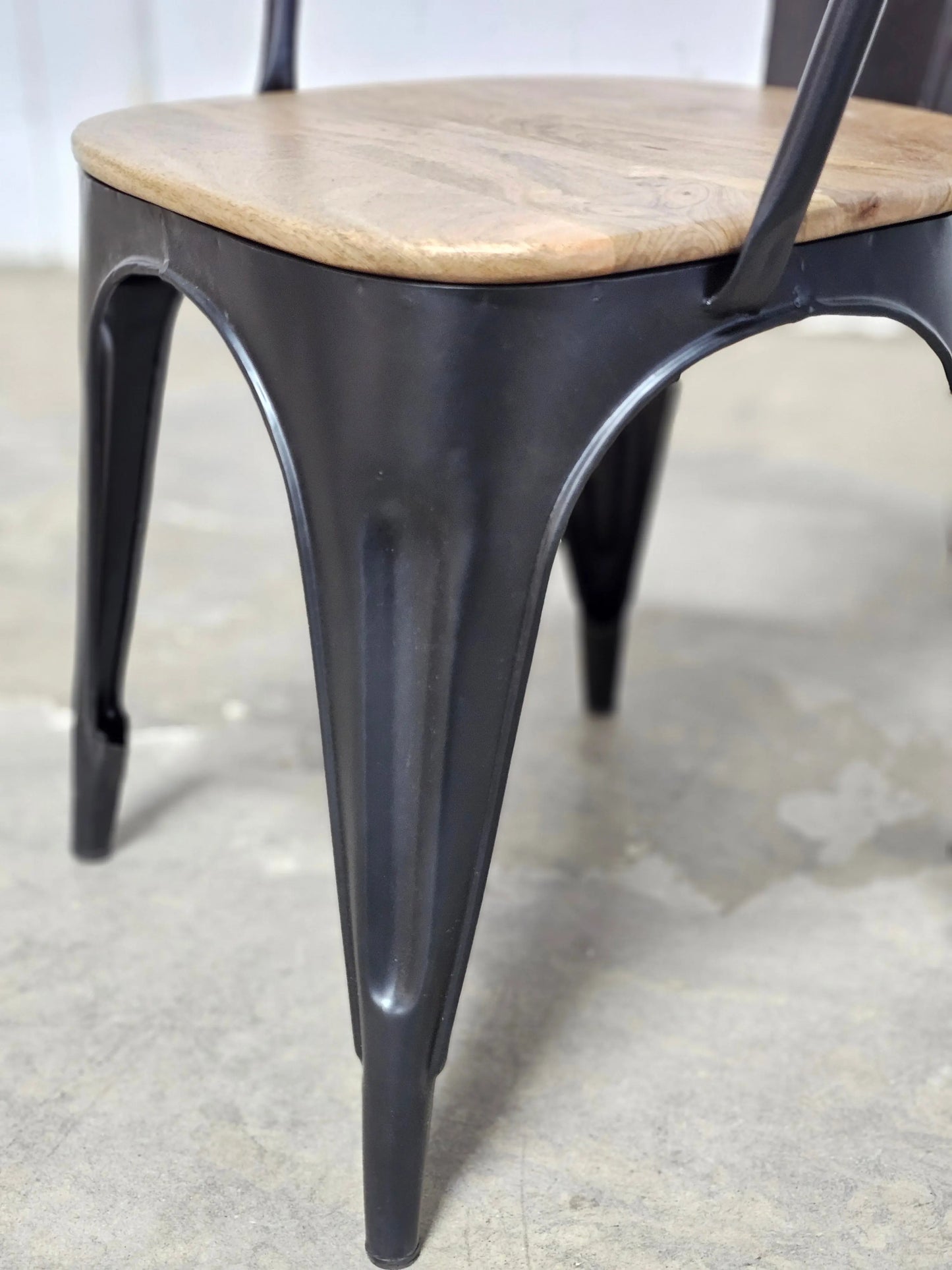 Ensemble de 2 Chaises Industry en acier noir et siège en bois de manguier Vindus Furniture