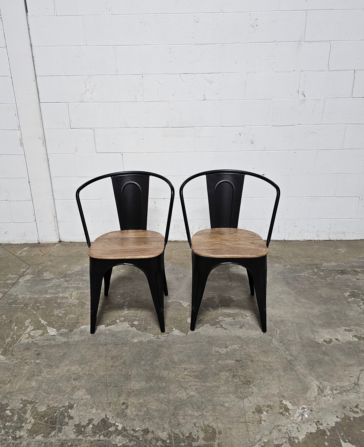 Ensemble de 2 Chaises Industry en acier noir et siège en bois de manguier