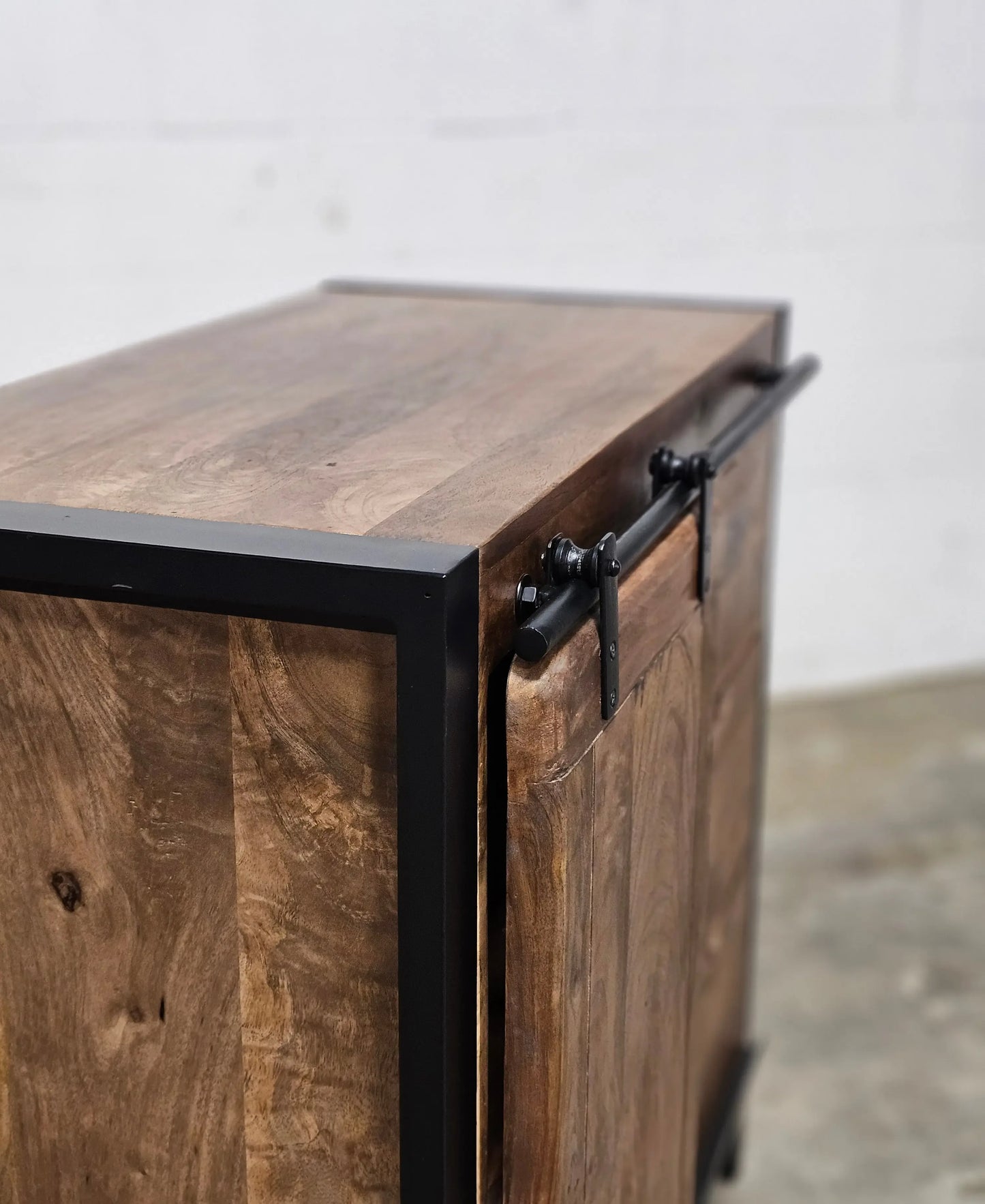 Meuble Commode Avila en bois de manguier porte coulissante Vindus Furniture