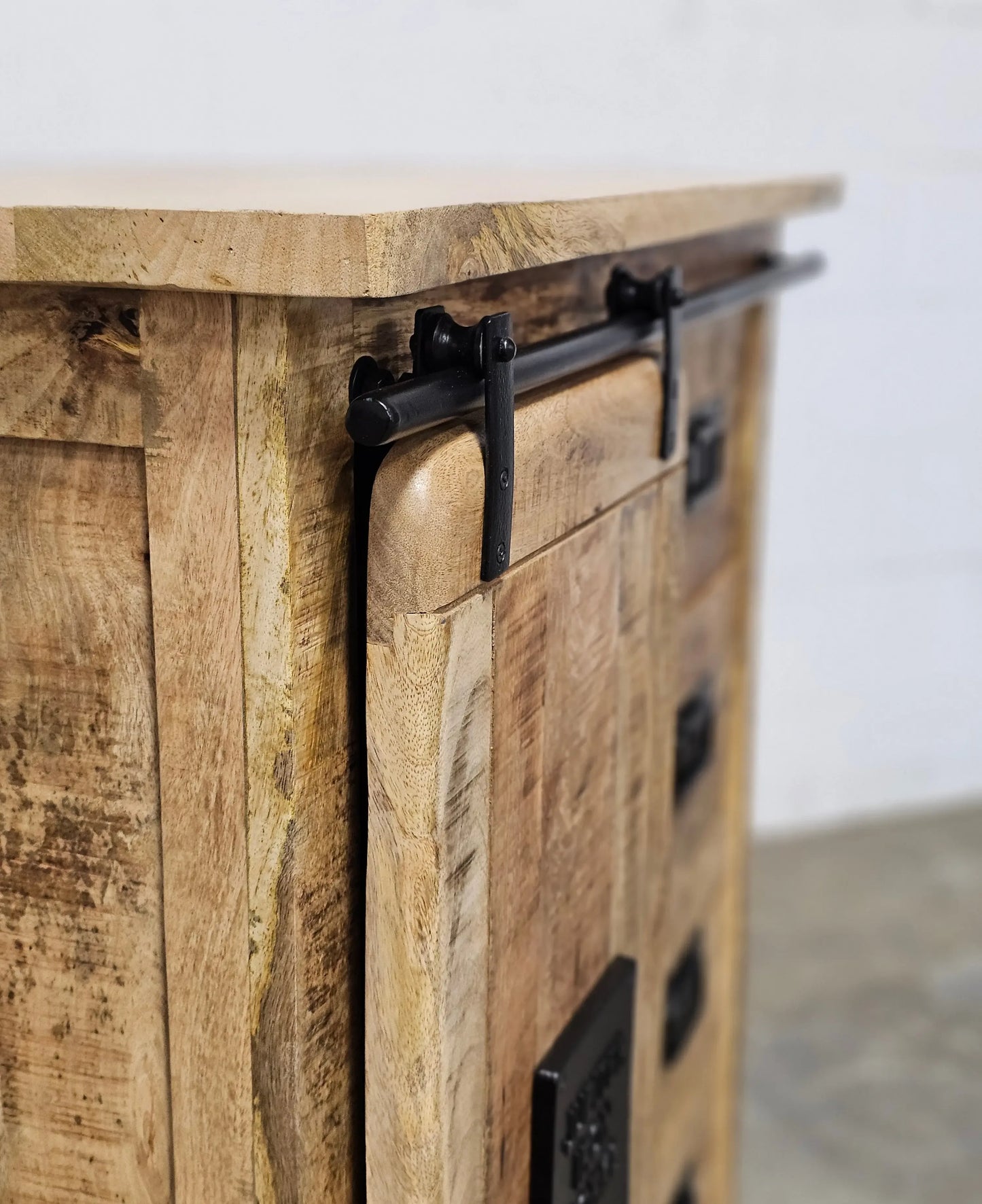 Meuble Commode Farmhouse en bois de manguier brut porte coulissante Vindus Furniture