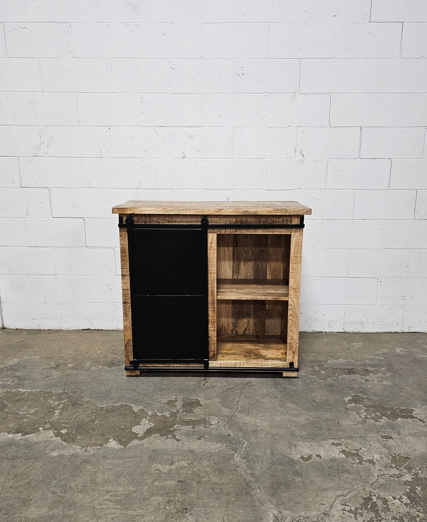 Meuble Commode Raven en bois de manguier porte coulissante en acier noir