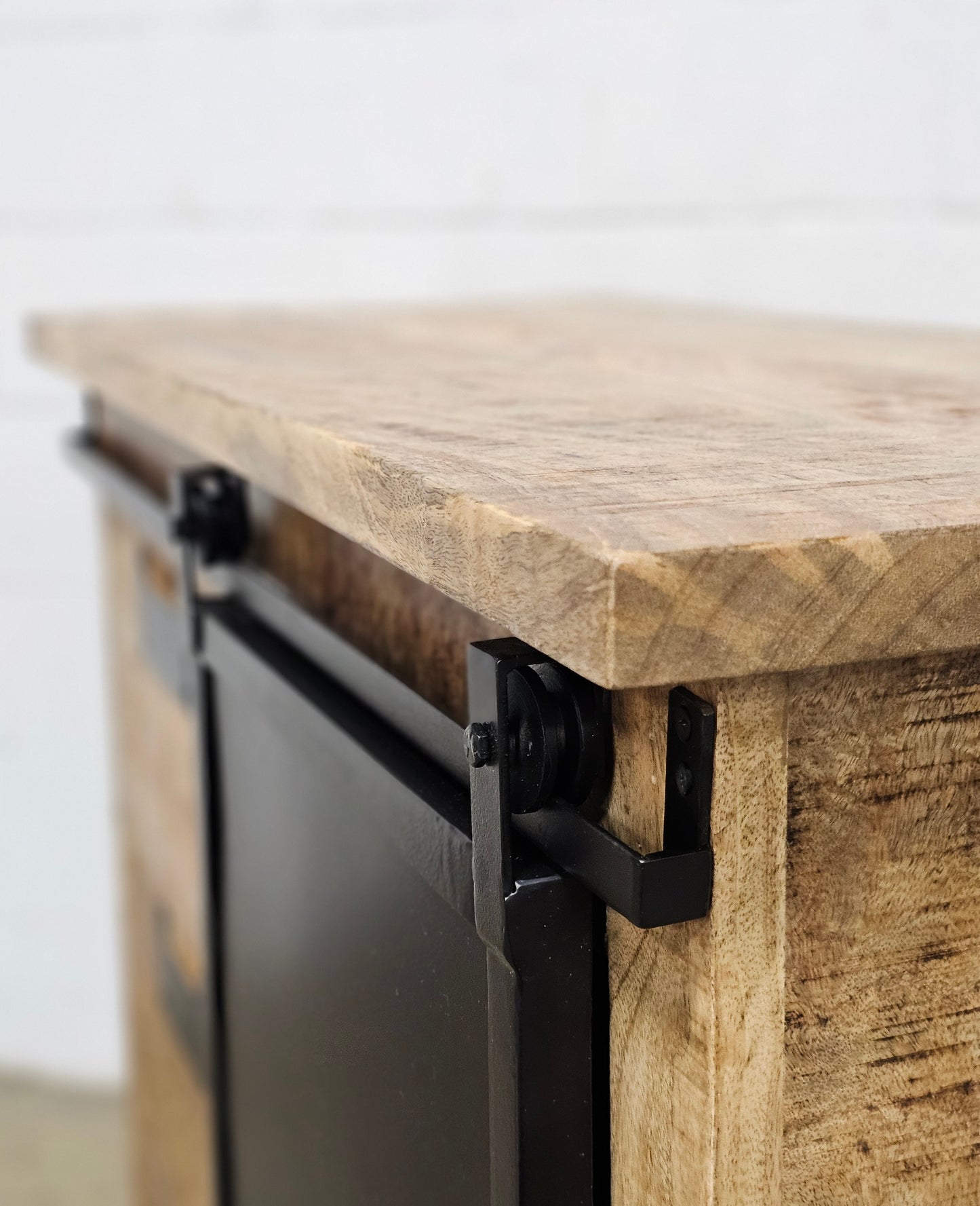 Meuble Commode Raven en bois de manguier porte coulissante en acier noir