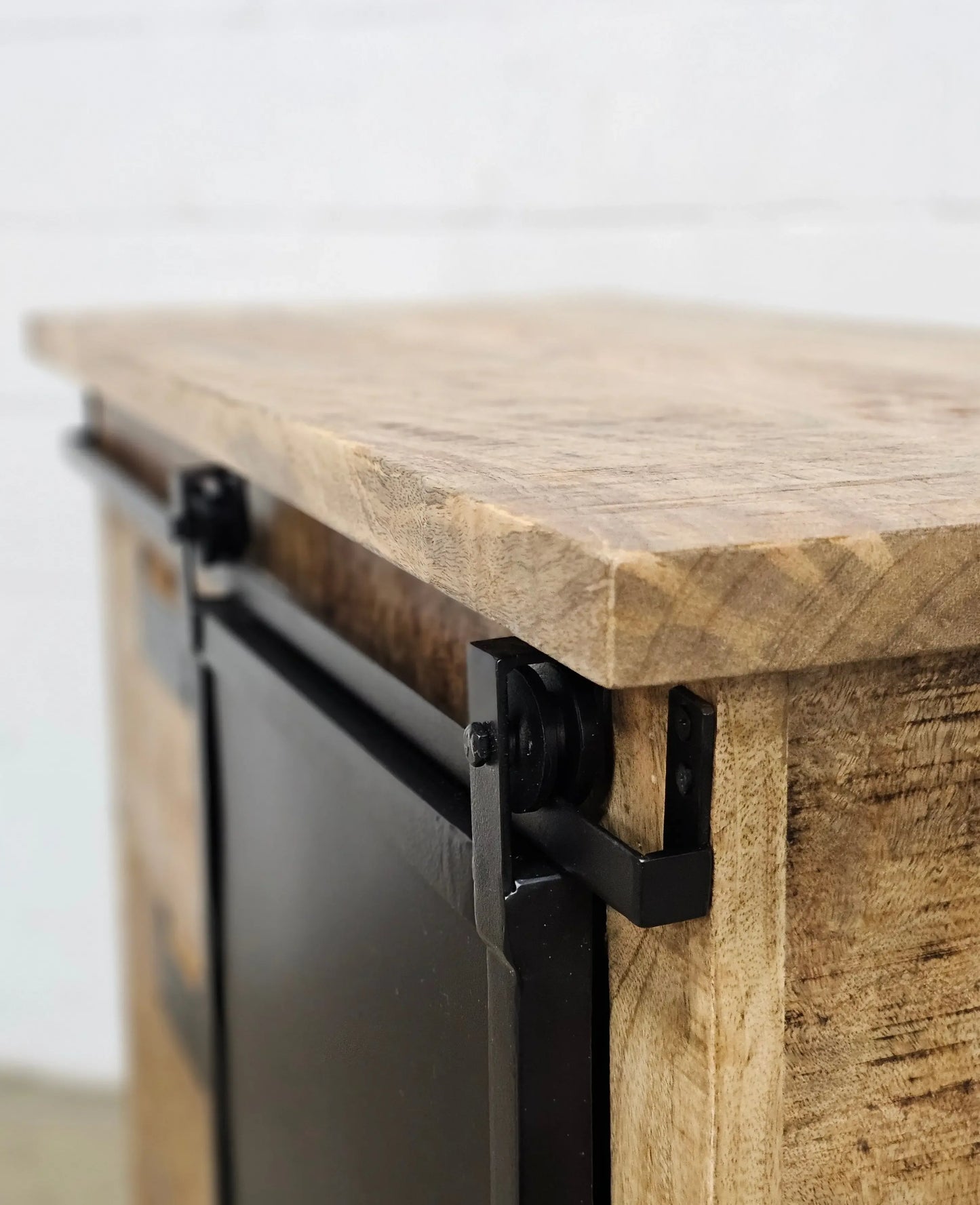 Meuble Commode Raven en bois de manguier porte coulissante en acier noir Vindus Furniture
