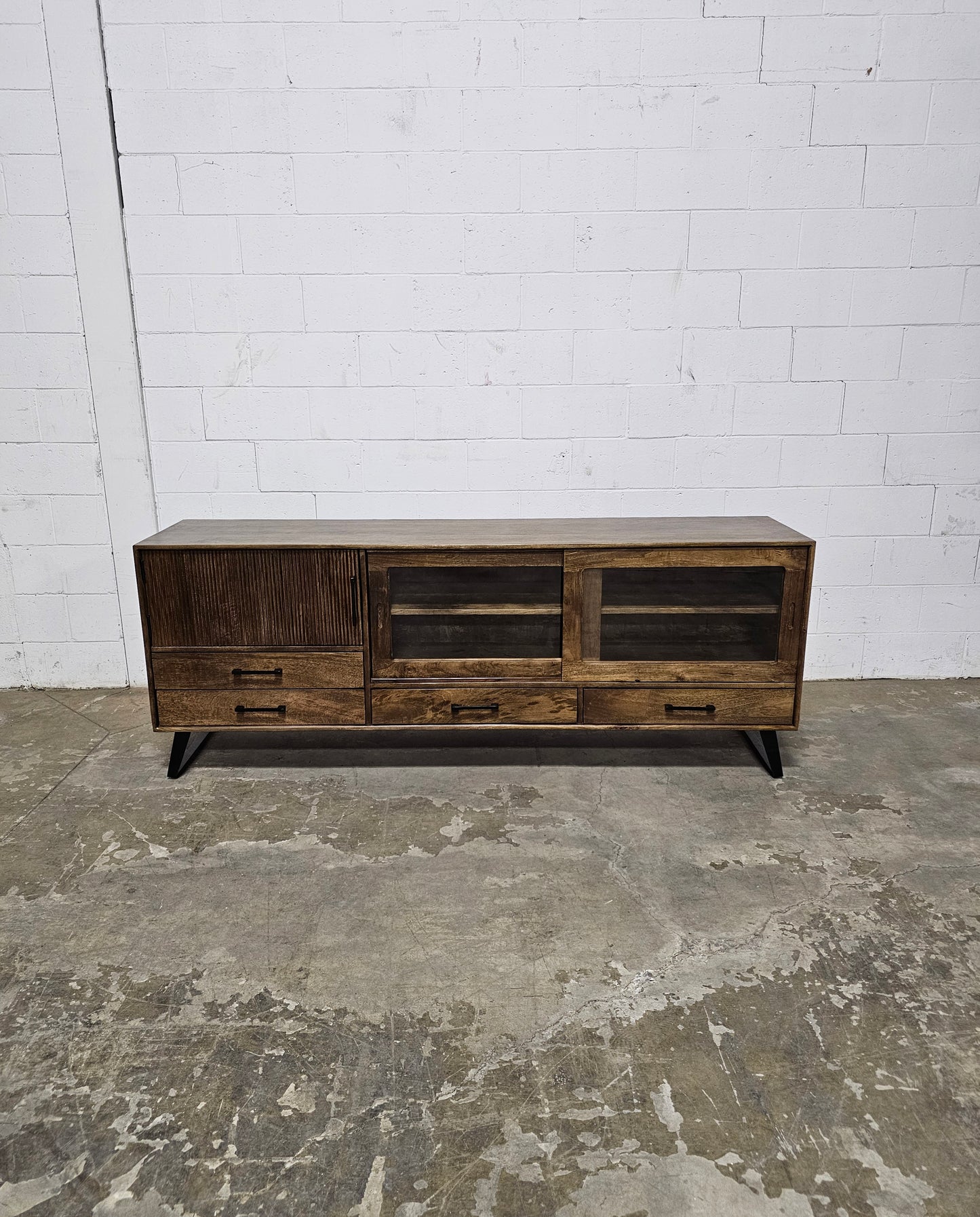 Arezzo TV cabinet in mango wood with sliding glass doors