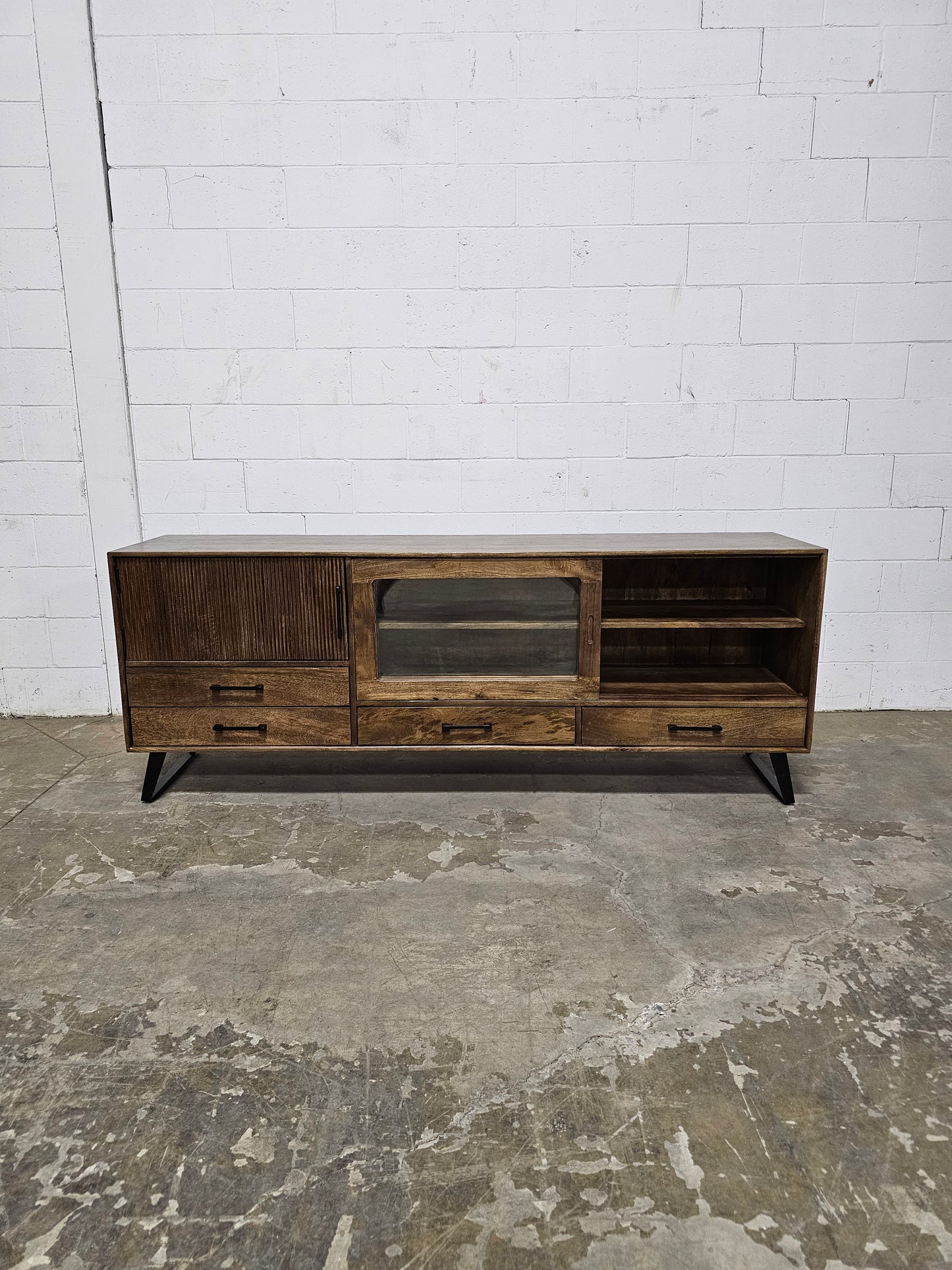 Arezzo TV cabinet in mango wood with sliding glass doors