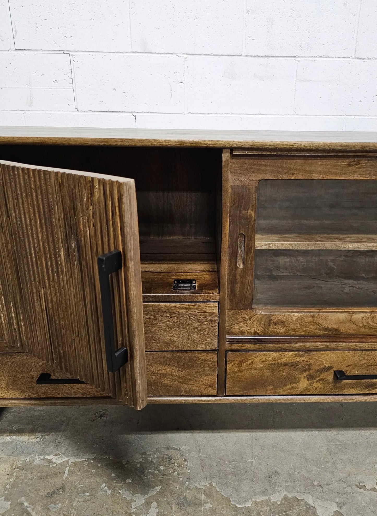 Meuble Télé Arezzo en bois de manguier portes coulissantes vitrées Vindus Furniture