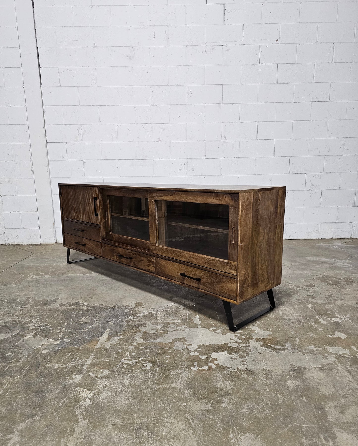 Arezzo TV cabinet in mango wood with sliding glass doors