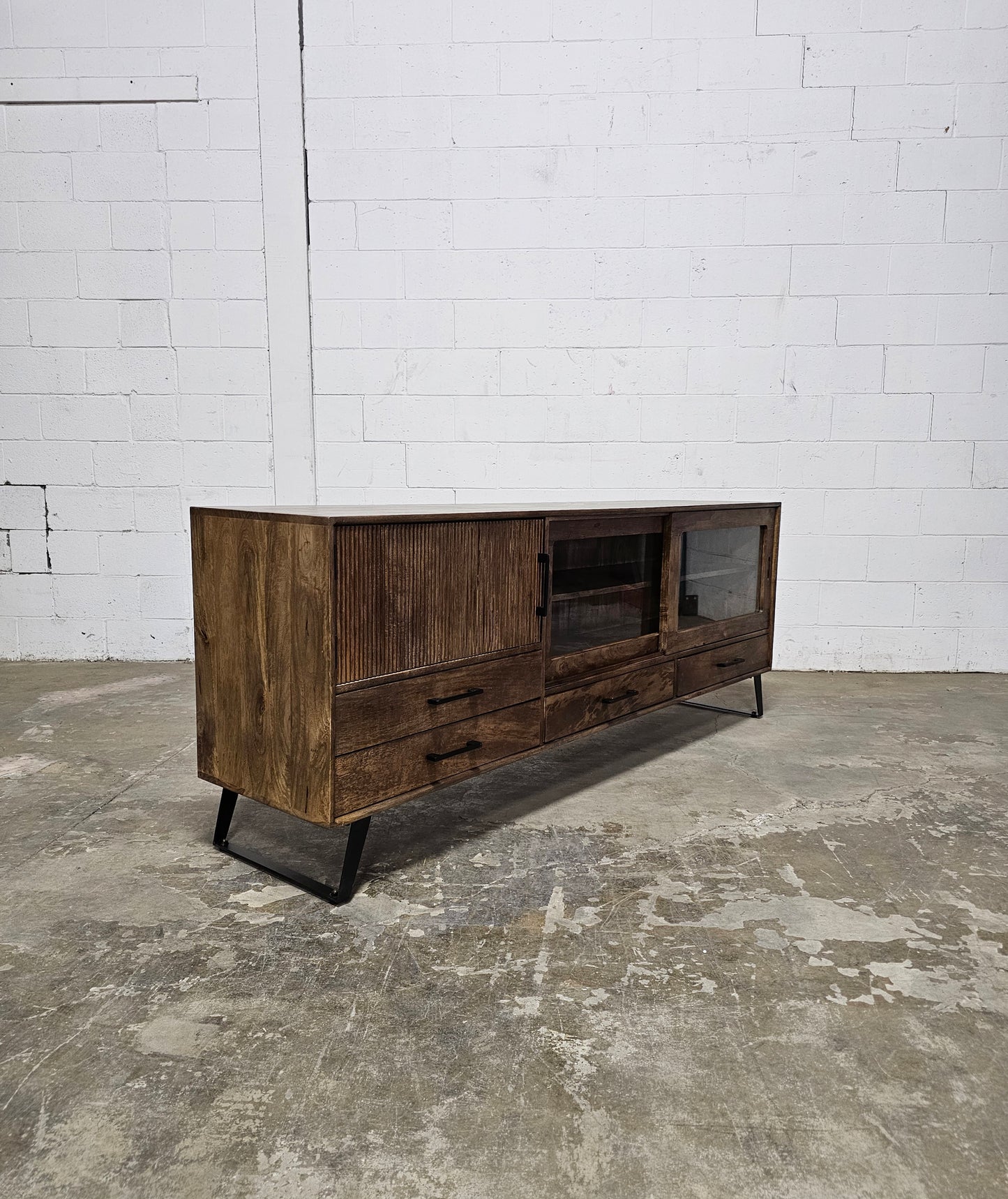Arezzo TV cabinet in mango wood with sliding glass doors