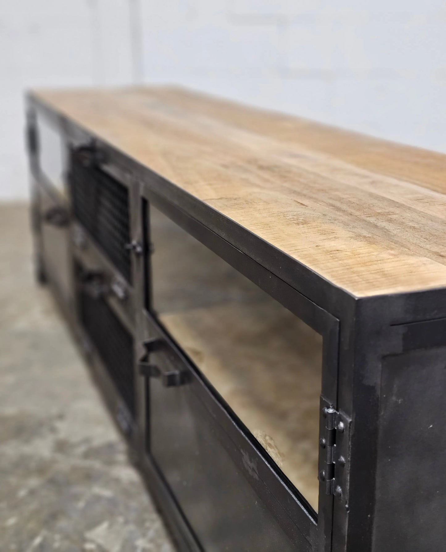 Meuble Télé Ibiza en bois de manguier et acier brut Vindus Furniture