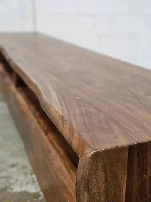 Meuble télé en bois d'Acacia Live Edge (Walnut) avec 4 tiroirs Vindus Furniture