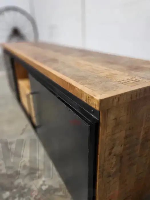 Meuble télé en bois de manguier avec 2 portes coulissantes en acier Vindus Furniture