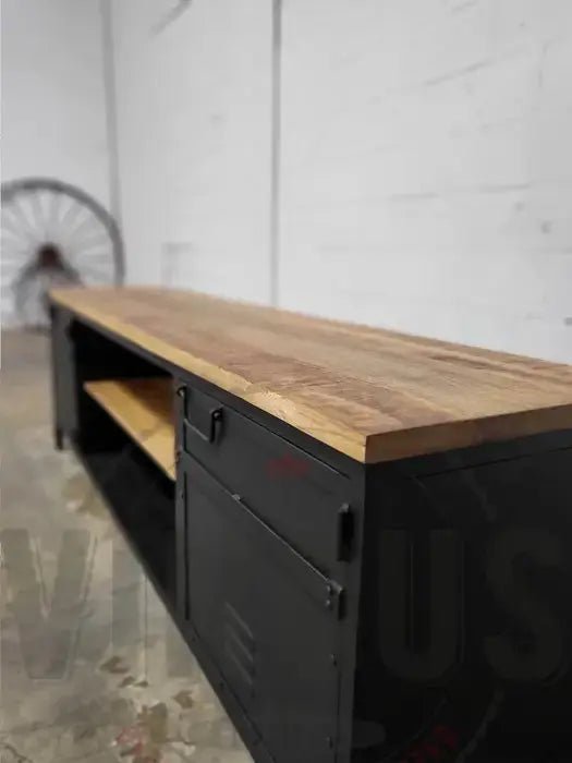 Meuble télé industriel en acier noir style casier dessus en bois de manguier Vindus Furniture