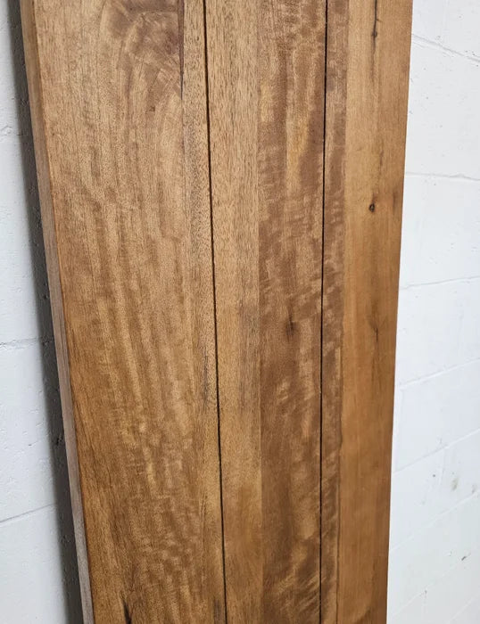Planche en bois de manguier brun pâle