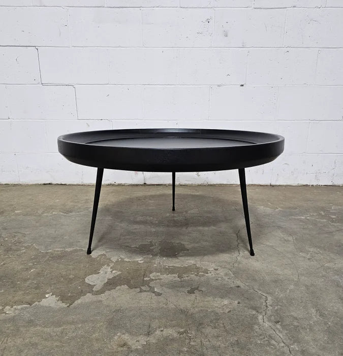 Round coffee table in mango wood with black finish