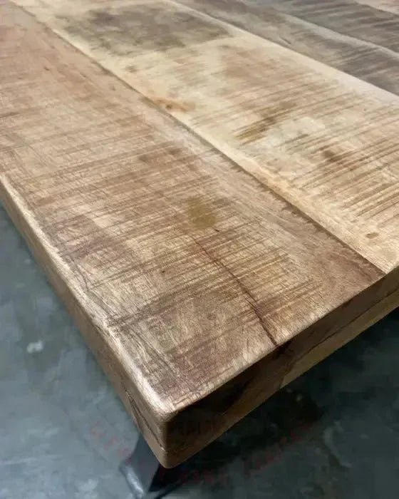 Table à dîner industrielle AMSTERDAM avec plateau de manguier et patte en fonte d'acier Vindus Furniture
