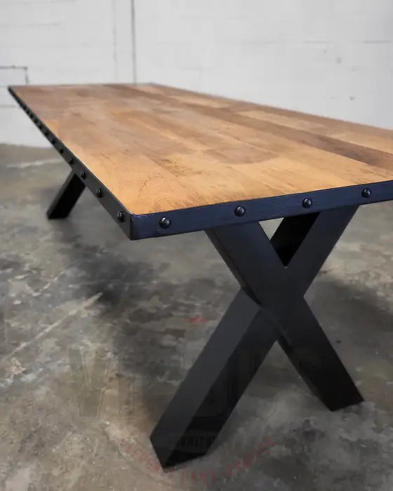 Table à dîner industrielle Pattes en X et son plateau de manguier avec bordure d'acier