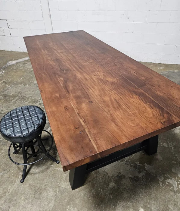 Table à diner industrielle style Établie patte en acier noir avec plateau en acacia