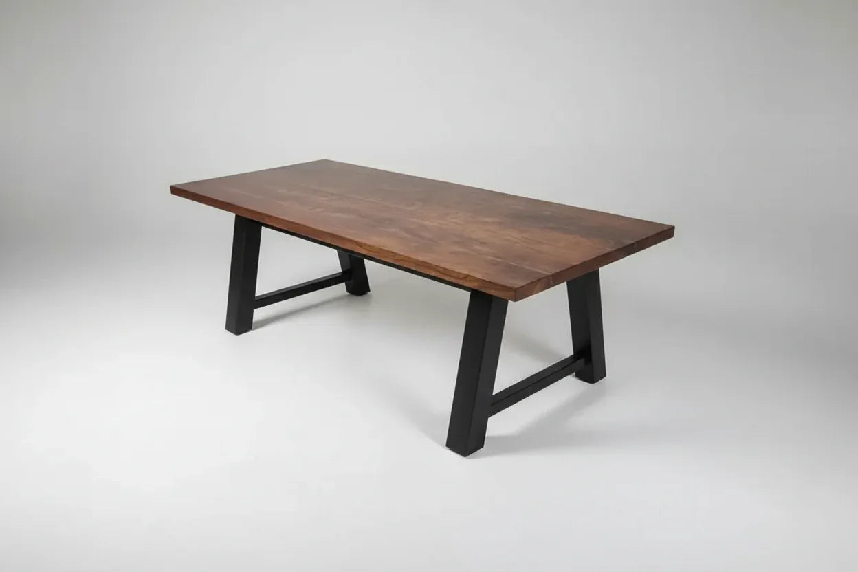 Table à diner industrielle style Établie patte en acier noir avec plateau en acacia Vindus Furniture