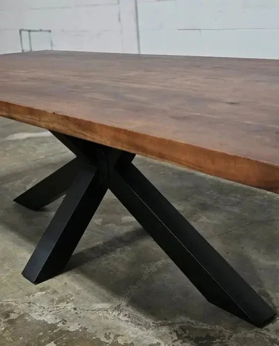 Table à diner patte Spider noir mat avec plateau en bois d'acacia brun Vindus Furniture