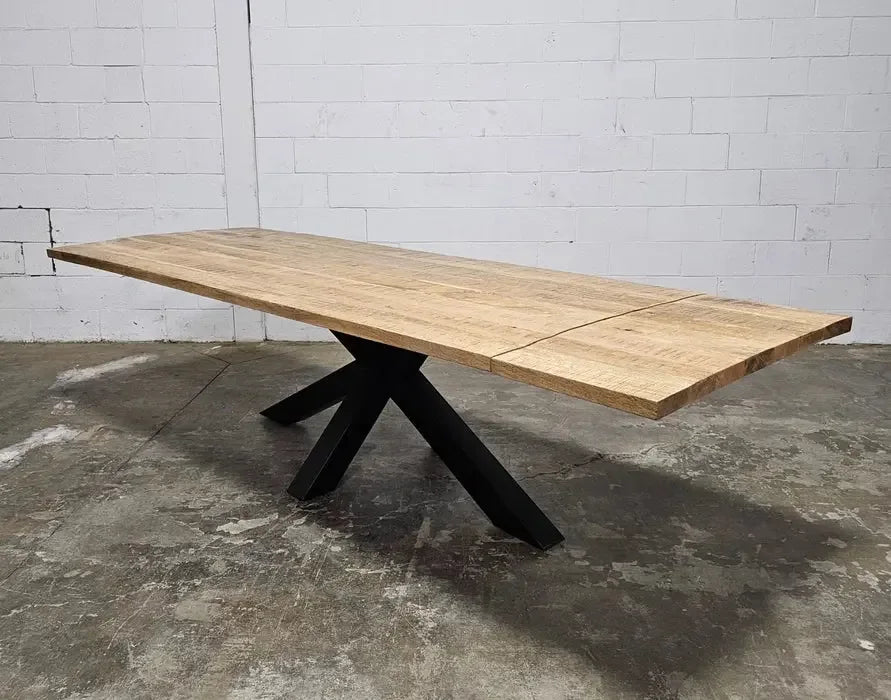 Table à diner patte Spider noir mat avec plateau en bois de manguier extensible Vindus Furniture