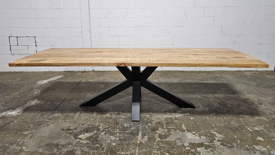 Table à diner patte Spider noir mat avec plateau en bois de manguier extensible