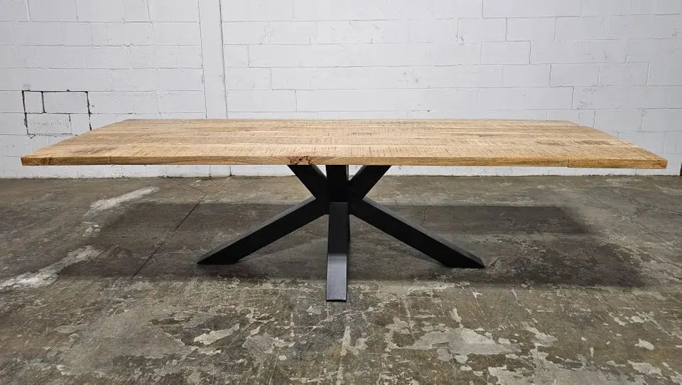 Table à diner patte Spider noir mat avec plateau en bois de manguier extensible Vindus Furniture