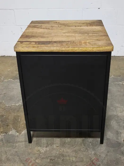 Table d'appoint industrielle en acier noir style casier avec dessus en bois de manguier