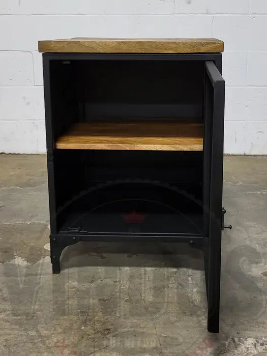 Table d'appoint industrielle en acier noir style casier avec dessus en bois de manguier