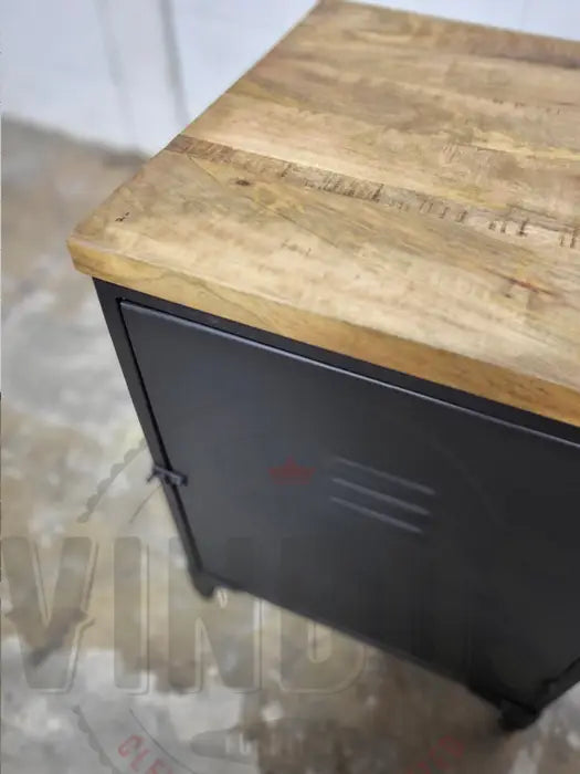 Table d'appoint industrielle en acier noir style casier avec dessus en bois de manguier