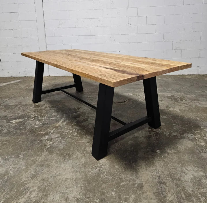 Table à diner industrielle style Établie patte en acier noir mat avec plateau en Bois de Manguier