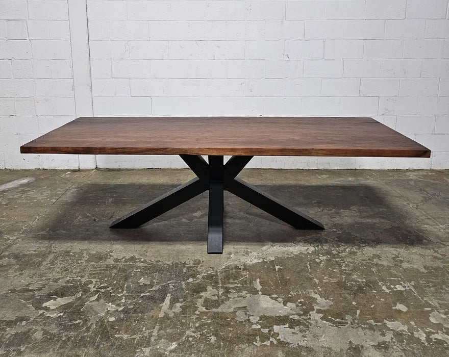 Table à diner patte Spider noir mat avec plateau en bois d'acacia brun