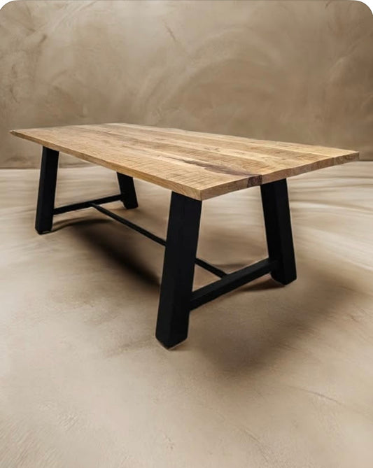 Table à diner industrielle style Établie patte en acier noir mat avec plateau en Bois de Manguier