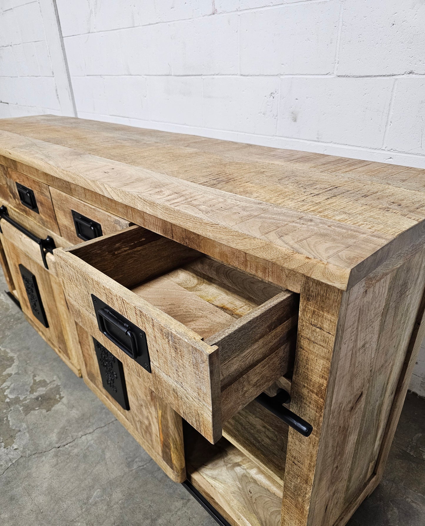 Farmhouse sideboard in raw mango wood with sliding doors and 4 drawers
