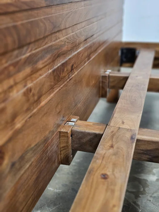 QUEEN bed frame in solid acacia wood (WALNUT)