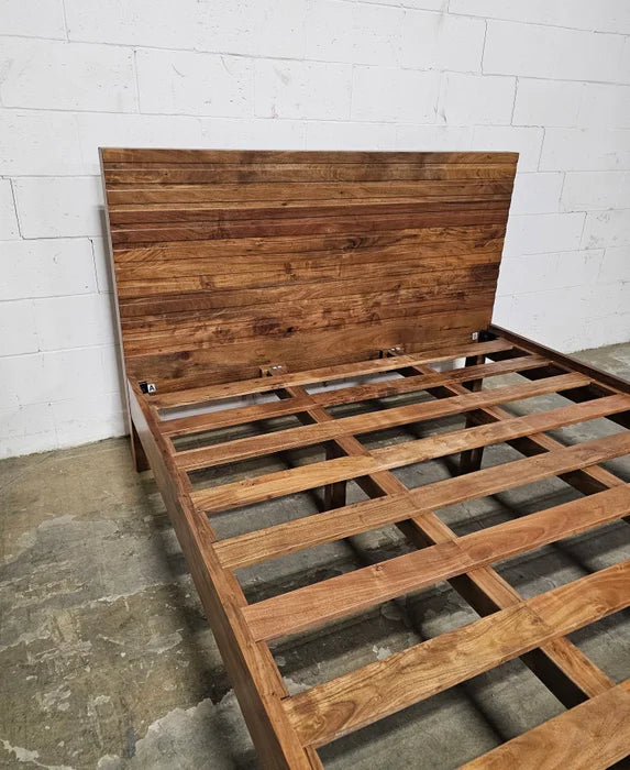 QUEEN bed frame in solid acacia wood (WALNUT)