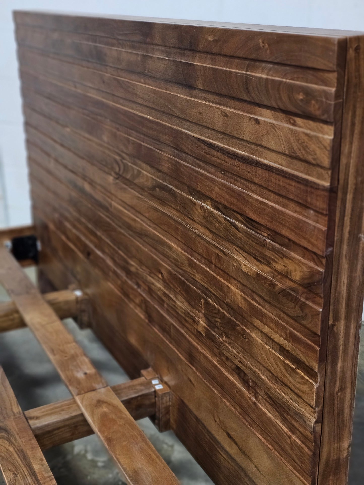 QUEEN bed frame in solid acacia wood (WALNUT)