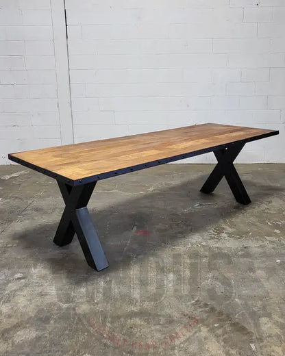 Table à dîner industrielle Pattes en X et son plateau de manguier avec bordure d'acier