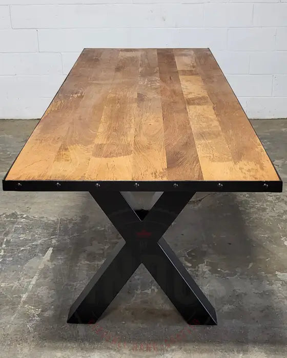 Table à dîner industrielle Pattes en X et son plateau de manguier avec bordure d'acier
