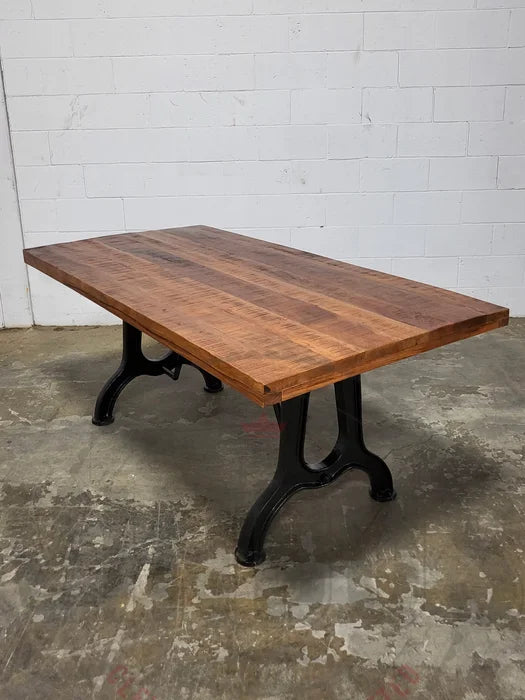 Table à dîner industrielle Phoenix avec plateau de manguier et patte en fonte d'acier noir
